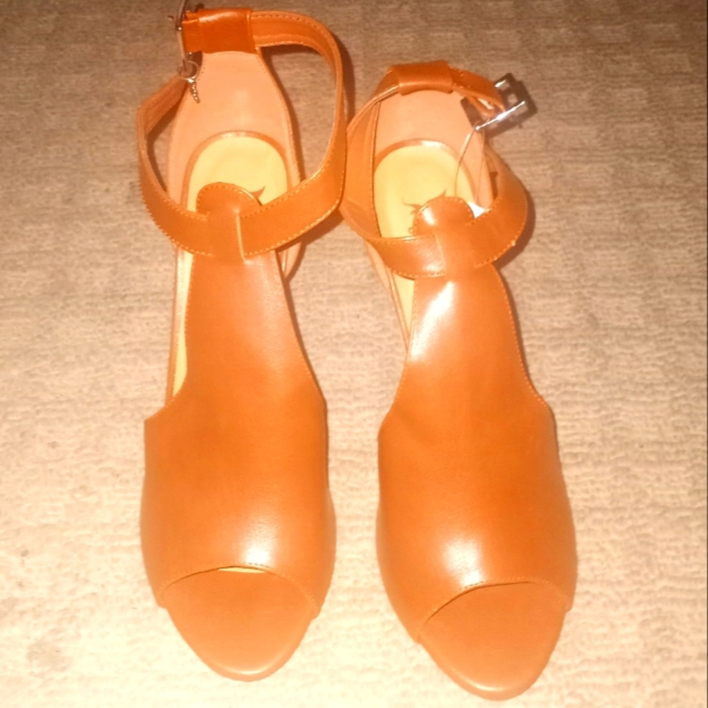Sheik Camel colored vinyl size 11, open toes sandal shoe.